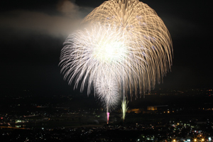 地元企業による、2尺玉花火と10号7号の20連打花火の画像