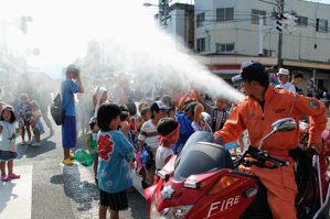 霧の放水を行う消防バイクの画像