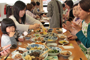 昼食を食べる参加者の画像