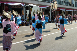 阿波踊りを踊るみなさんの画像