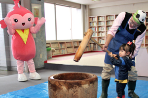 餅つきをする子どもの画像