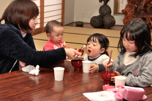 お餅を食べる子どもたちの画像