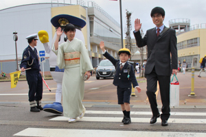 横断歩道を渡る親子の画像