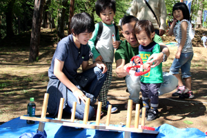 輪投げをする来場者の画像