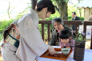 お茶を楽しむ来場者の画像