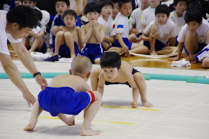 見合う児童の画像