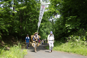 登山道を歩く参加者の画像