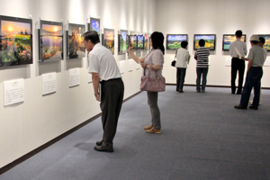 展示された作品を見ている来場者の画像