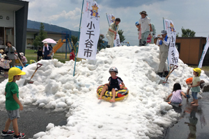 雪の滑り台の画像