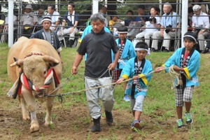 子どもたちと入場する牛太郎の画像