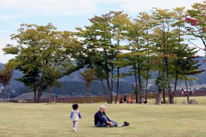 見晴らし広場でくつろぐ家族連れの画像