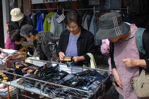 商品を手に取って見るお客さんの画像