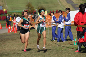 競り合う小千谷中学校女子選手の画像