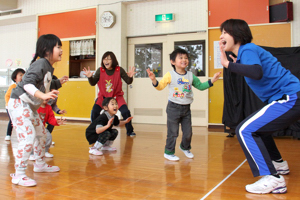 音楽に合わせて体を動かす子どもたちの画像