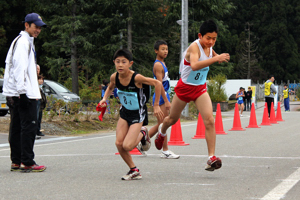 南中学校の中継所でたすきを渡す選手の画像