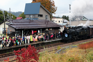 岩沢駅でSLを歓迎する観客と到着したSLの画像