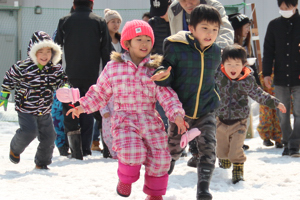 景品を目指して走る子どもたちの画像