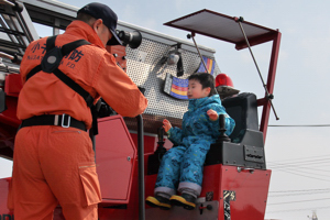 はしご車に試乗する子どもの画像