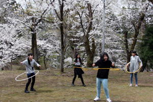 フラフープで遊ぶ子どもの画像