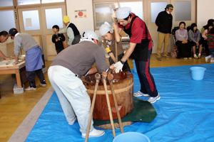 お手伝いをする小学生の画像