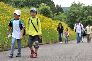 山本山を歩く参加者の画像