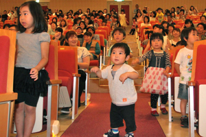 客席で踊る子どもたちの画像