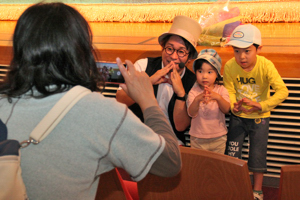 小沢さんと記念写真を撮る子どもたちの画像