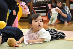 寝そべって遊ぶ子どもの画像