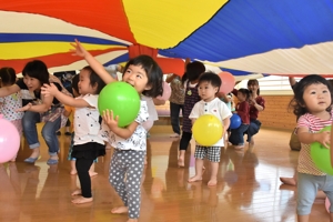 風船で遊ぶ子どもたちの画像