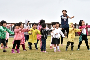 元気に遊戯を披露する園児たちの画像