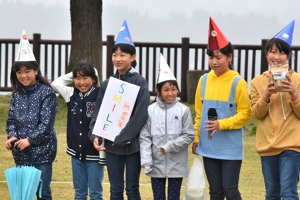 南小学校5年生が無農薬米を宣伝している画像