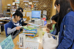 受け付けをするこども図書館員の画像