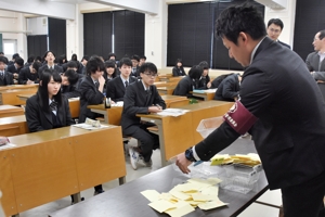 開票作業を見守る高校生の画像