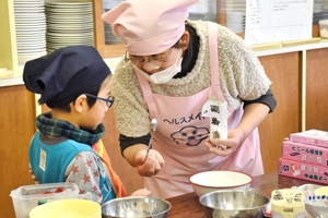 調理器具の使い方を教えてもらう参加者の画像