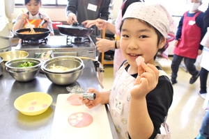 食材の型抜きをする参加者の画像