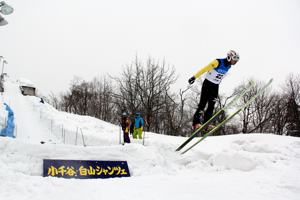 一般の部でジャンプする選手の画像