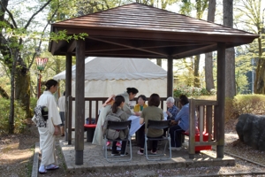 東屋での茶会の画像