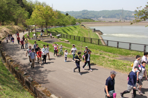 調整池の周辺を歩く参加者の画像