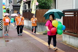 雨の中を走るランナーの画像