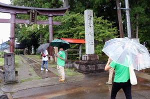 魚沼神社を散策する参加者の画像