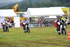 郵便局赤バイク隊による情報収集・伝達訓練の画像