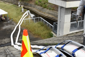 排水ポンプ車による排水訓練の画像