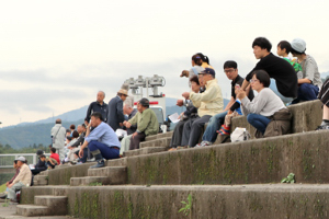 訓練を見守る市民の画像