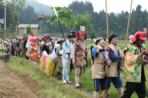 大名行列で練り歩く狼煙乃会の画像