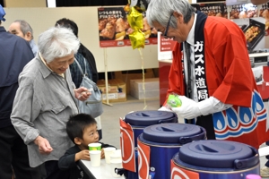 水道水の飲み比べをしている画像