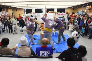 東山五人杵つき餅の実演をしている画像