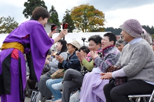 演舞の途中で客席にあいさつをする踊り手の画像