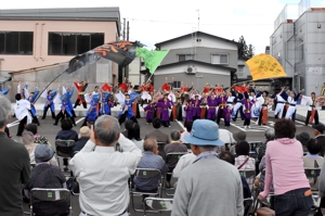 迫力の演技を見守る観客の画像