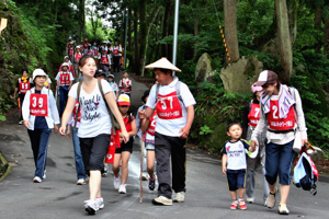 山頂を目指して歩く参加者の画像