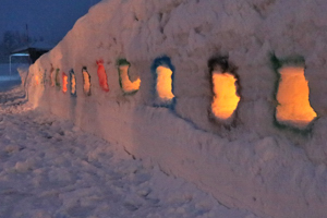 ろうそくが灯された雪壁の画像